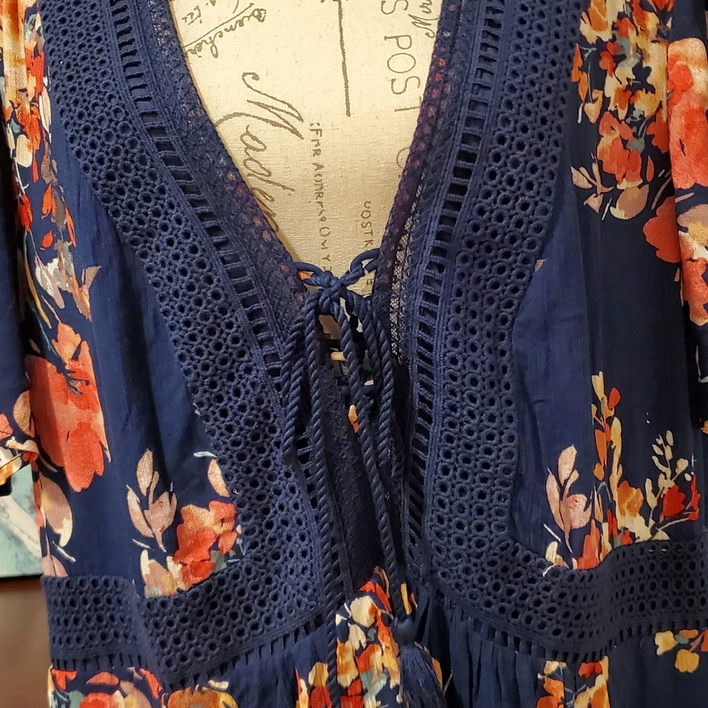 Torrid Women Navy Blue Floral Short Sleeve V Neck, Hidden Pockets, Size 3 - Picture 2 of 7